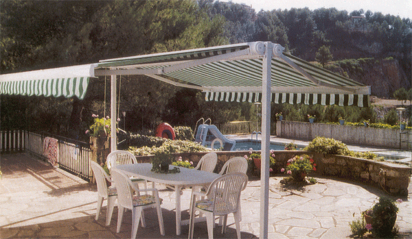foto de jardin con piscina, toldo y mesa