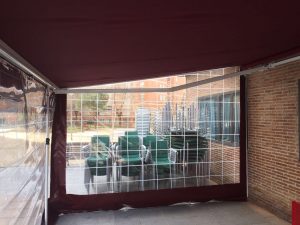 foto en el interior de un toldo cortavientos