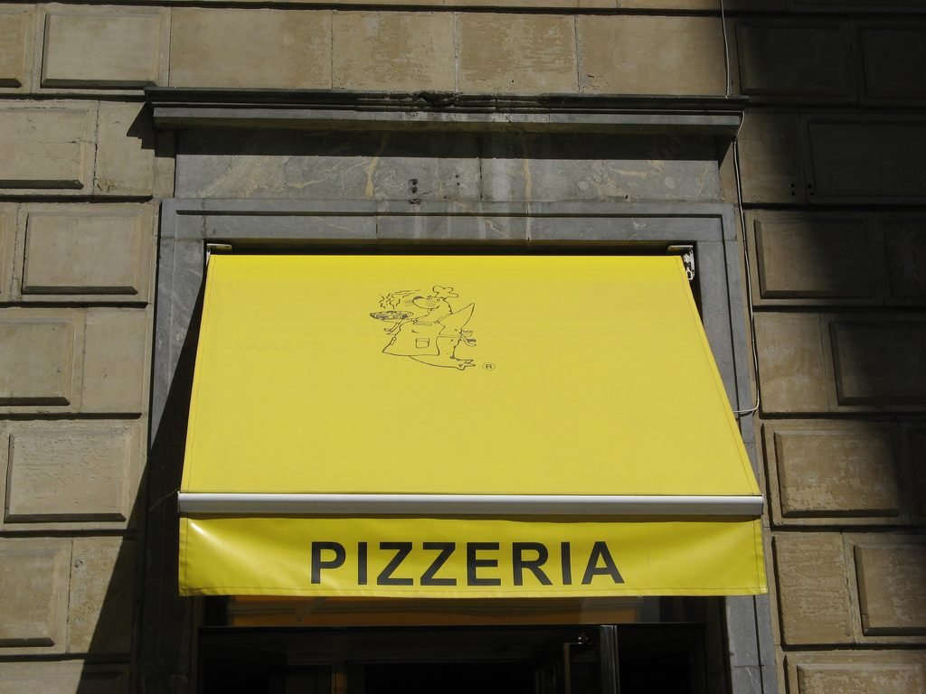 toldo portada de una pizzeria